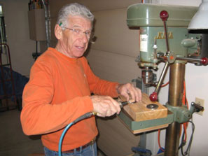 Photo de Désiré Charbonneau dans son atelier de fabrication de vélo d'apprentissage