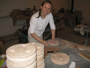 Photo de Martin Dessureault dans son atelier de fabrication de vélo d'apprentissage